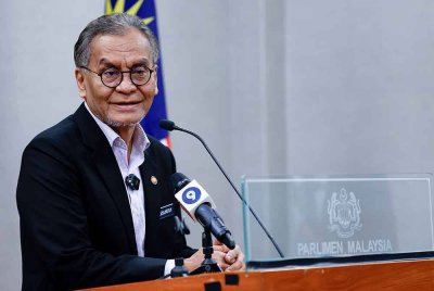Datuk Seri Dr Dzulkefly Ahmad mengadakan sidang media di Bangunan Parlimen pada Rabu. Foto Bernama