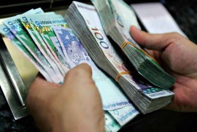 Seorang pengarah syarikat pemborong alat tulis kerugian RM98,550 apabila diperdaya sindiket penipuan menerusi panggilan telefon yang menyamar sebagai wakil daripada 'pejabat pendidikan' dan syarikat pembekal peralatan mengajar pada 29 November lepas. Gambar hiasan