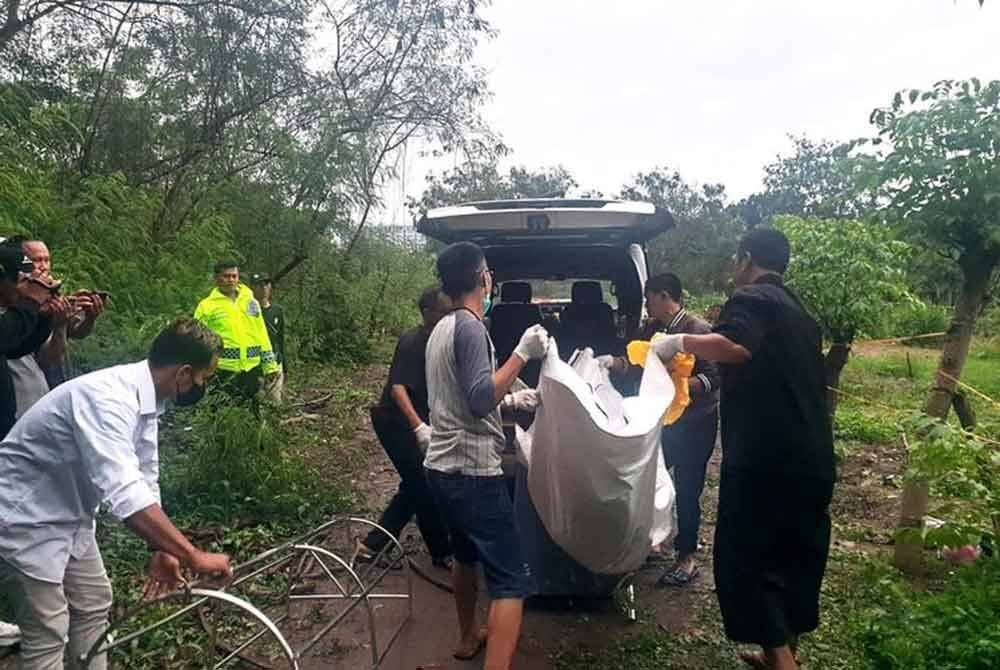 Polis menemui mayat mangsa yang dibuang di kawasan semak. Foto Agensi