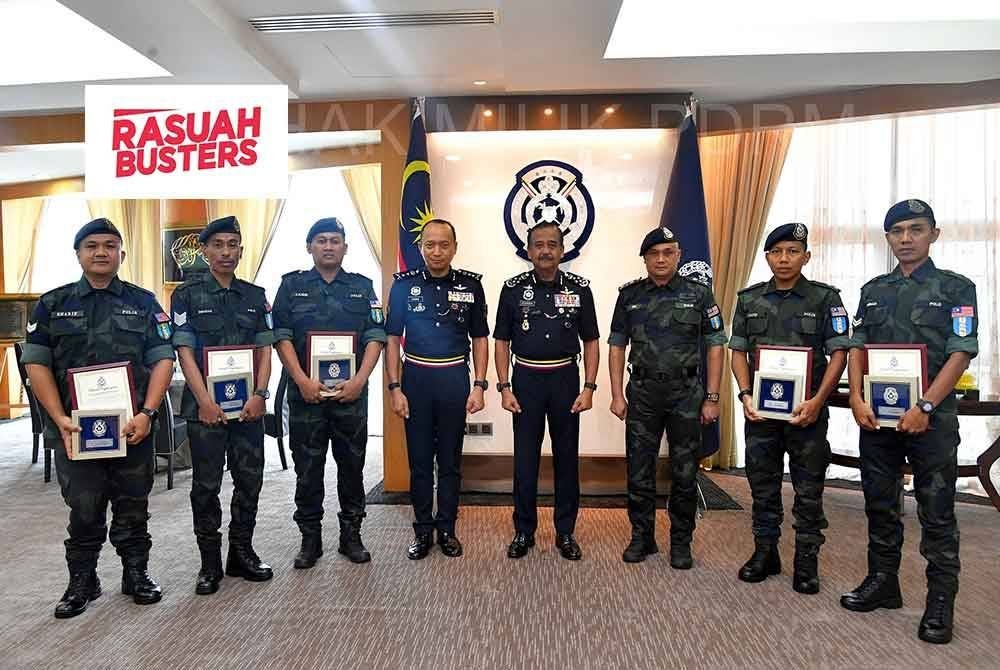 Lima pegawai dan anggota Briged Tenggara PGA menerima surat penghargaan daripada Ketua Polis Negara, Tan Sri Razarudin Husain. FOTO/ Facebook PDRM dan Jurugambar, Lans Koperal Muhammad Khairul Hilmi Zaini.