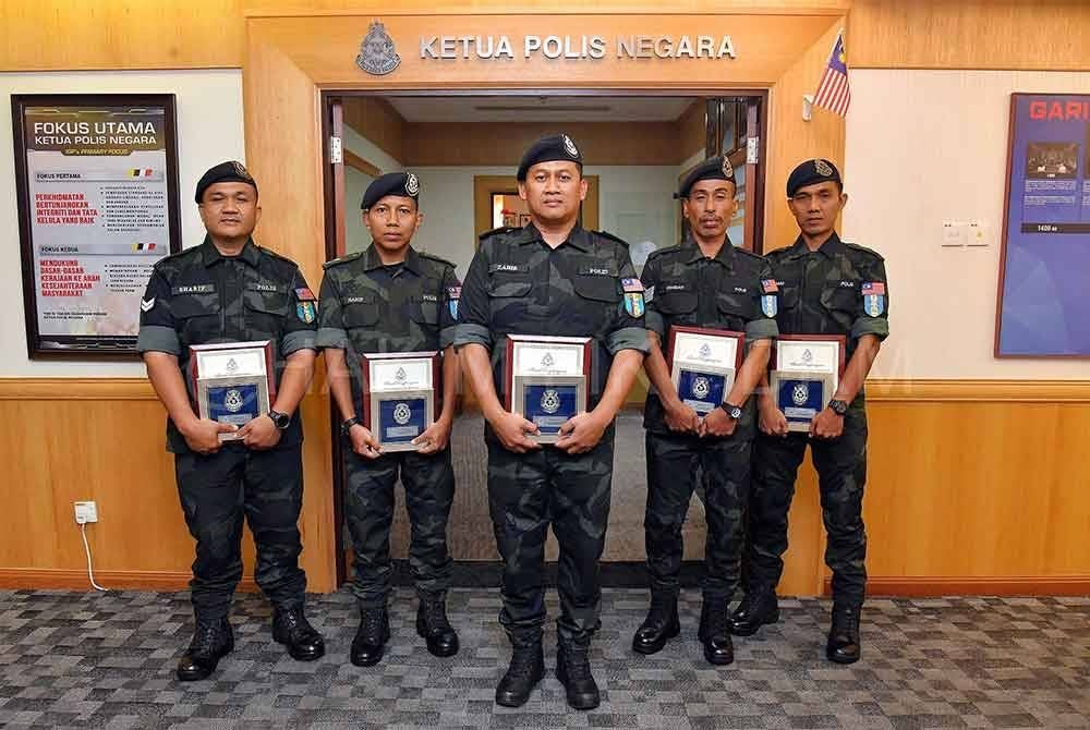 Lima pegawai dan anggota Briged Tenggara PGA selepas menerima surat penghargaan di Ibu Pejabat PDRM Bukit Aman pada Rabu.