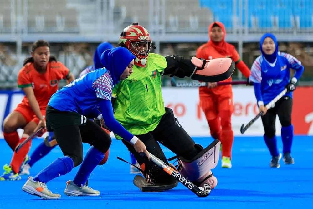 Aksi pemain Young Tigress ketika berdepan Bangladesh di Stadium Hoki Al Amarat, Muscat, Oman. Foto: Asian Hockey Federation