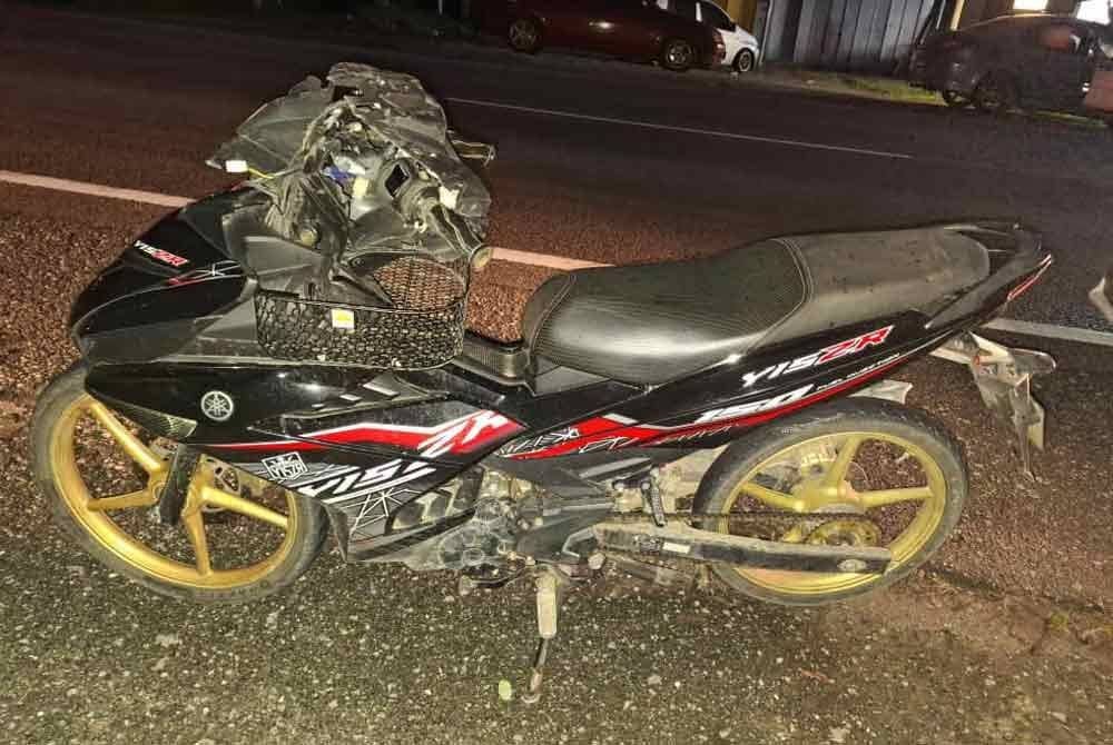 Motosikal mangsa mengalami kerosakan selepas kemalangan di Lebuh Raya Timur - Barat, Kampung Air Asahan, Tanah Merah pada Rabu.