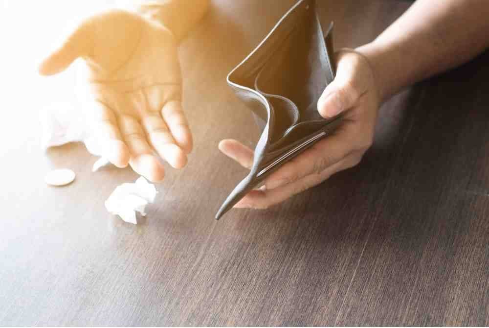 DALAM sebuah hadis riwayat Imam Al-Bukhari, Rasulullah SAW bersabda bahawa '(Sedekah yang paling besar ganjarannya ialah) Engkau bersedekah ketika sihat, sedangkan hatimu berasa sangat kedekut (untuk bersedekah), jiwamu sedang takutkan kemiskinan dan engkau bercita-cita mengharapkan kekayaan'. -Gambar hiasan/ Foto: CANVA