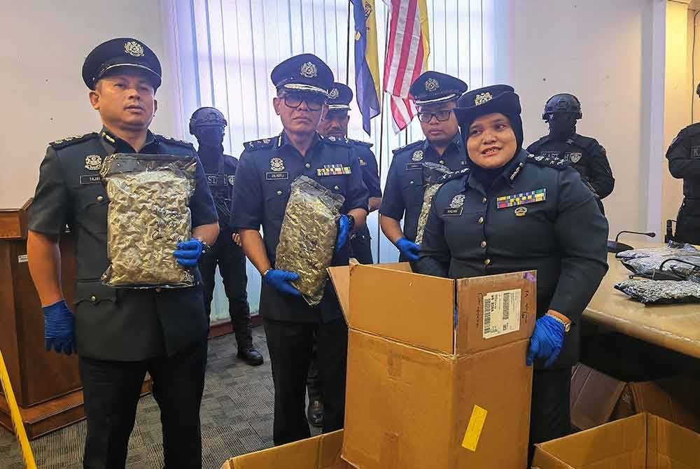 Raizam menunjukkan kotak yang diletakkan bungkusan dadah.