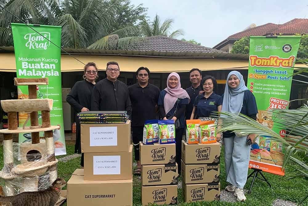 Dari kiri, Felicia, Ketua Pegawai Eksekutif Pasaraya Kucing, Datuk Chew Chert Fong, Muhammad Aiman dan Nurul Husna ketika majlis penyerahan sumbangan di Little Paws Cat Shelter di sini pada Khamis.