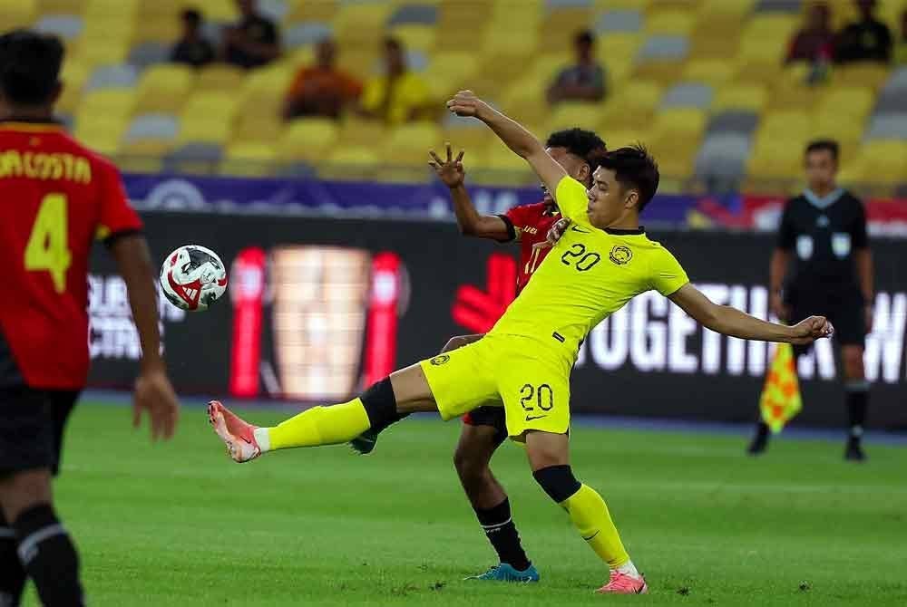 Pemain Harimau Malaya, Muhammad Syafiq Ahmad diasak pemain Timor-Leste pada perlawanan kumpulan A Piala ASEAN 2024 di Stadium Nasional Bukit Jalil malam tadi - Foto: Bernama
