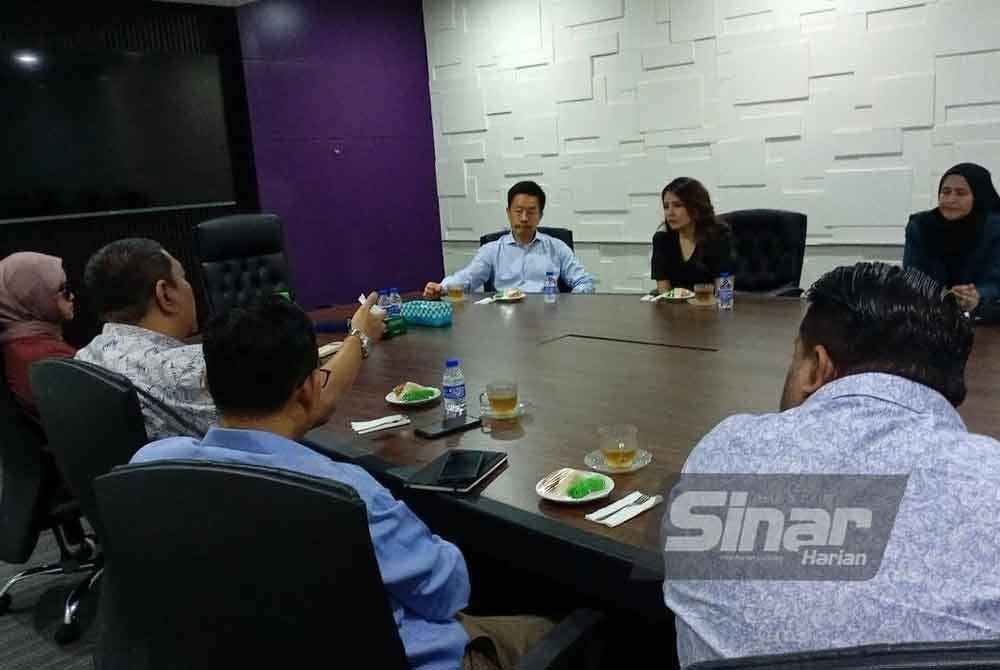 Suria KLCC Sdn Bhd mengadakan lawatan mesra ke Sinar Harian di Kompleks Kumpulan Media Karangkraf pada Khamis.