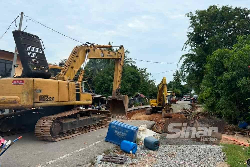 Jalan runtuh di Kampung Tujuh, Tumpat akibat banjir: FOTO SINAR HARIAN-ADILA SHARINNI WAHID.