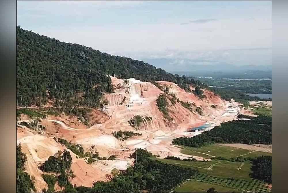 Gambar dari rakaman dron menunjukkan aktiviti pembukaan hutan Kledang Saiong melibatkan dua konsesi iaitu blok utama masing-masing di bahagian selatan dan utara Chepor.
