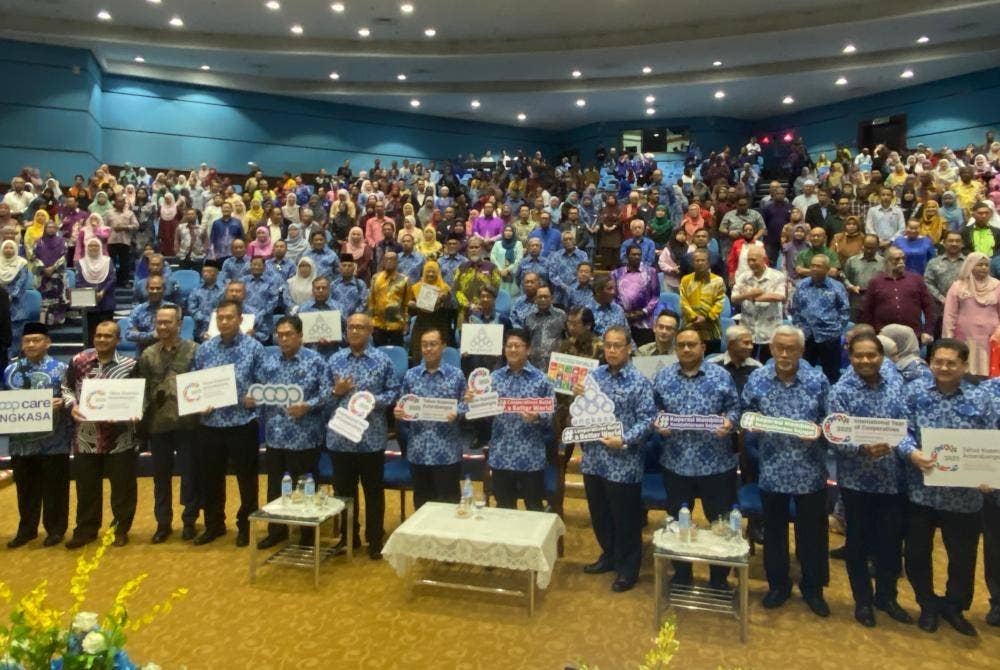 Ewon (tengah) bergambar selepas selesai Majlis Peluncuran Tahun Koperasi Antarabangsa 2025 Peringkat Kebangsaan di Auditorium Angkasa di sini pada Khamis.