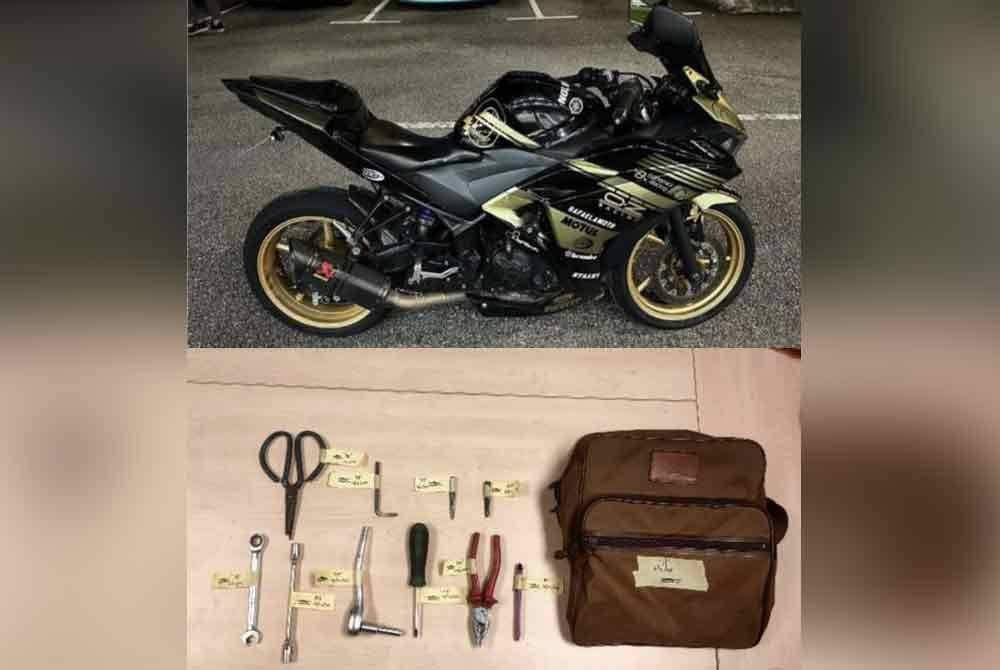 Motosikal dan perkakasan yang dirampas daripada suspek. Foto IPD Iskandar Puteri
