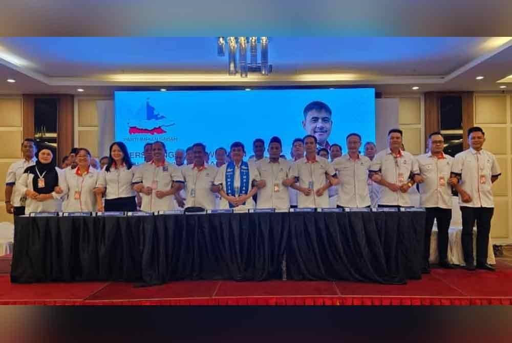 Barisan pimpinan PIS ketika hadir pada Persidangan Perwakilan Agung Dwi-Tahunan PIS kali pertama sesi 2024-2026 di Likas, Kota Kinabalu.