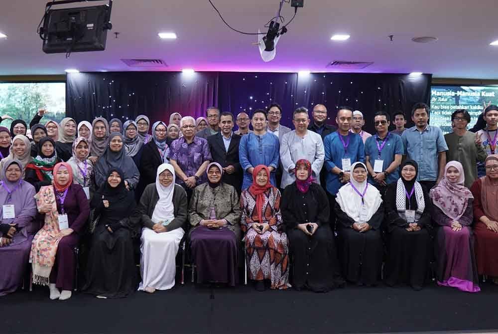 Penasihat Kumpulan Karangkraf merangkap Pengasas WUIF, Datuk Hussamuddin Yaacub (berdiri, lima dari kiri), Legisan (enam dari kiri) bersama peserta Power of Mabrur di Kumpulan Karangkraf Shah Alam.