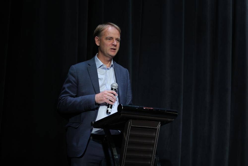 Niklas Wiberg menyampaikan ucapan pada pementasan Teater Muzikal Sekolah Sri Aria yang diadakan baru-baru ini. Foto Bernama