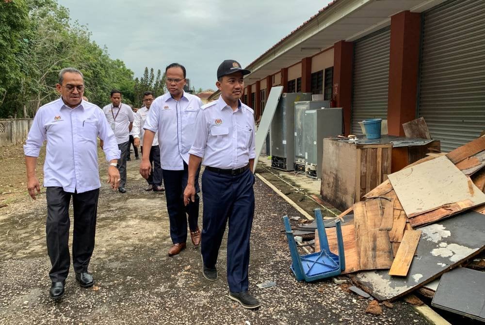 Ruji pada Khamis mengadakan lawatan kerja ke SMK Meranti yang terjejas susulan banjir baru-baru ini. Foto Bernama