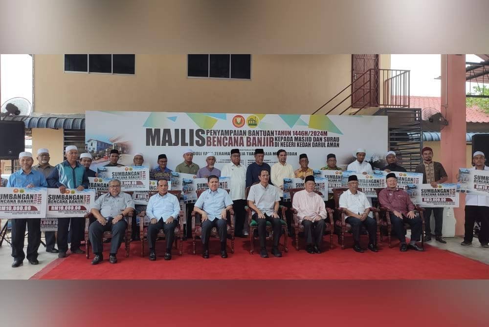 Tengku Sarafudin (duduk,tengah) berkenan menyempurnakan Majlis Penyampaian Bantuan Bencana Banjir kepada Masjid dan Surau di Kedah di Masjid Lutfi Kampung Suka Menanti pada Khamis.