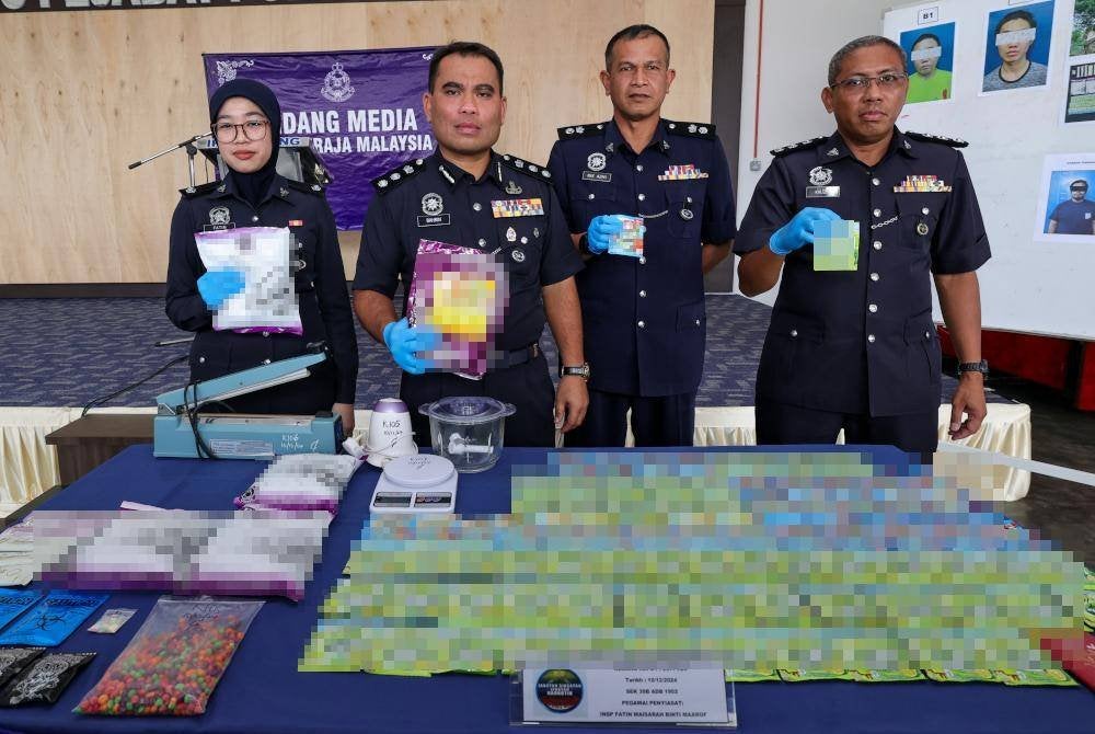 Bahrin (dua dari kiri) bersama pegawai yang bertugas menunjukkan barang kes berikutan tangkapan dua lelaki tempatan serta rampasan dadah jenis serbuk ekstasi di Taman Permata Kluang, di Ibu Pejabat Polis Daerah (IPD) Kluang hari ini. Foto Bernama