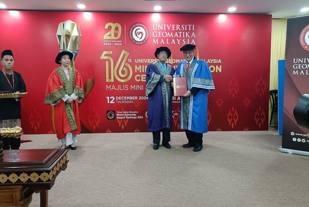 Abdul Rahim (kanan) menerima Anugerah Professor of Practice ketika Mini Konvokesyen Universiti Geomatika Malaysia (UGM) pada Khamis.