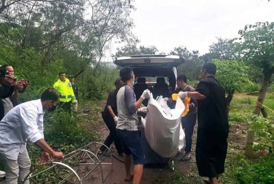 Polis menemui mayat mangsa yang dibuang di kawasan semak. Foto Agensi