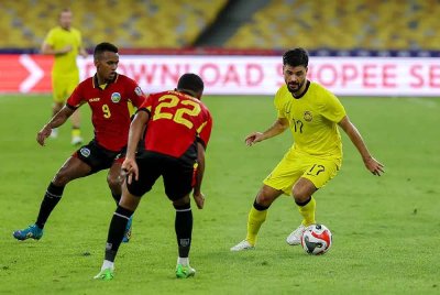 Pemain Harimau Malaya, Paulo Josue diasak para pemain Timor-Leste pada perlawanan Kumpulan A Piala ASEAN 2024 di Stadium Nasional Bukit Jalil malam ini. Foto Bernama