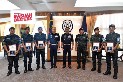 Lima pegawai dan anggota Briged Tenggara PGA menerima surat penghargaan daripada Ketua Polis Negara, Tan Sri Razarudin Husain. FOTO/ Facebook PDRM dan Jurugambar, Lans Koperal Muhammad Khairul Hilmi Zaini.