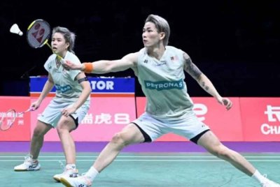 Tang Jie (kanan) dan Ee Wei akan berdepan pasangan Jepun dalam aksi terakhir kumpulan pada Jumaat. Foto Agensi.