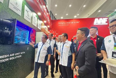 Alexander (kiri) dan Ahmad Maslan diberi penerangan di salah sebuah reruai pada HPTN 2024.