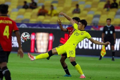 Pemain Harimau Malaya, Muhammad Syafiq Ahmad diasak pemain Timor-Leste pada perlawanan kumpulan A Piala ASEAN 2024 di Stadium Nasional Bukit Jalil malam tadi - Foto: Bernama