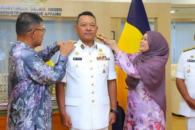 Saifuddin Nasution memakaikan pangkat Laksamana Maritim kepada Mohd Rosli pada Khamis.