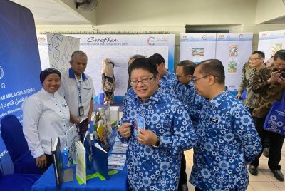 Ewon (dua dari kanan) ketika mengadakan lawatan ke reruai selepas selesai Majlis Peluncuran Tahun Koperasi Antarabangsa 2025 Peringkat Kebangsaan di Auditorium Angkasa di sini pada Khamis.