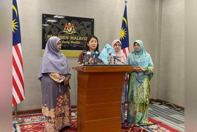 Yeo Bee Yin bersama barisan Jawatankuasa Pilihan Khas Wanita, Kanak-Kanak dan Pembangunan Masyarakat ketika sidang akhbar di Parlimen pada Khamis.