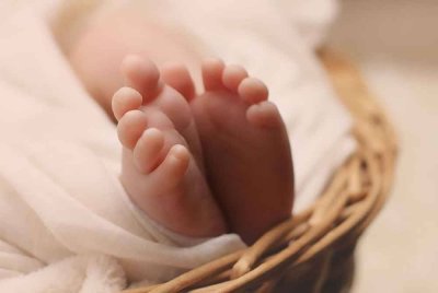 Seorang pengasuh mengaku tidak bersalah di Mahkamah Sesyen hari ini atas pertuduhan cuai sehingga menyebabkan kecederaan terhadap bayi lelaki berumur setahun dua bulan, minggu lepas. Foto hiasan