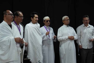 Peserta program Power of Mabrur: Meraih Puncak Kebaikan turut diberi taklimat sebelum melakukan simulasi lempar jumrah