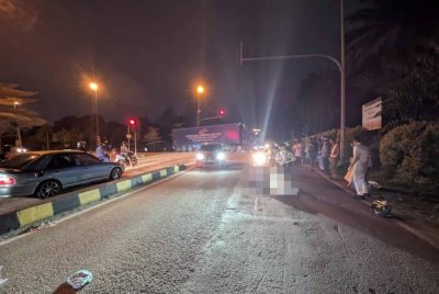 Seorang pejalan kaki maut dipercayai dilanggar sebuah lori ketika melintas di Jalan Senai-Seelong arah Seelong di Kulai, malam tadi. Foto IPD Kulai
