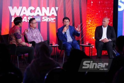 Azmi (dua dari kanan) ketika menjadi penalis Wacana Khas edisi 468 bertajuk ‘Dua Tahun Madani: Ke Mana Ekonomi dan Potensi Malaysia’ yang disiarkan secara langsung di platform digital Sinar Harian bertempat di Kompleks Kumpulan Karangkraf pada Khamis. - FOTO: SINAR HARIAN/ MOHD HALIM ABDUL WAHID.