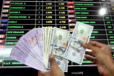 Pada 6 petang, mata wang tempatan merosot kepada 4.4350/4395 berbanding dolar AS, daripada 4.4300/4355 ketika ditutup semalam. Gambar hiasan