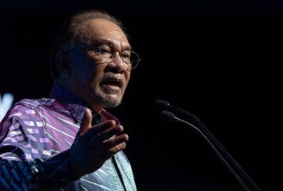 Anwar menyifatkan pihak yang mengecamnya sebagai individu dangkal ilmu kerana cuba mengulas isu titah adendum itu walaupun tidak mendapat maklumat tepat. Gambar Astro AWANI/Shahir Omar