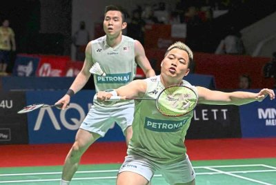 Biarpun berbaki satu lagi aksi, Aaron (kanan) dan Wooi Yik sudah mengesahkan slot separuh akhir WTF. Foto Agensi