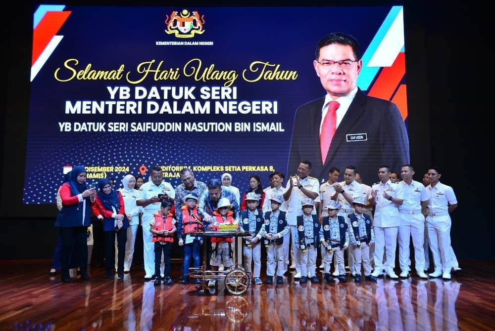 Saifuddin memotong kek sempena hari jadi beliau.