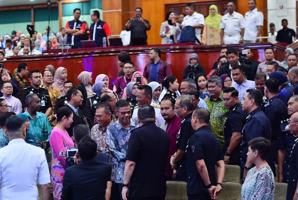 Saifuddin bersalam dengan penjawat awam.