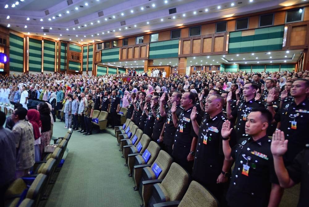 Penjawat awam berikrar semasa Perhimpunan Bulanan Kementerian Dalam Negeri bersama Menteri Dalam Negeri.