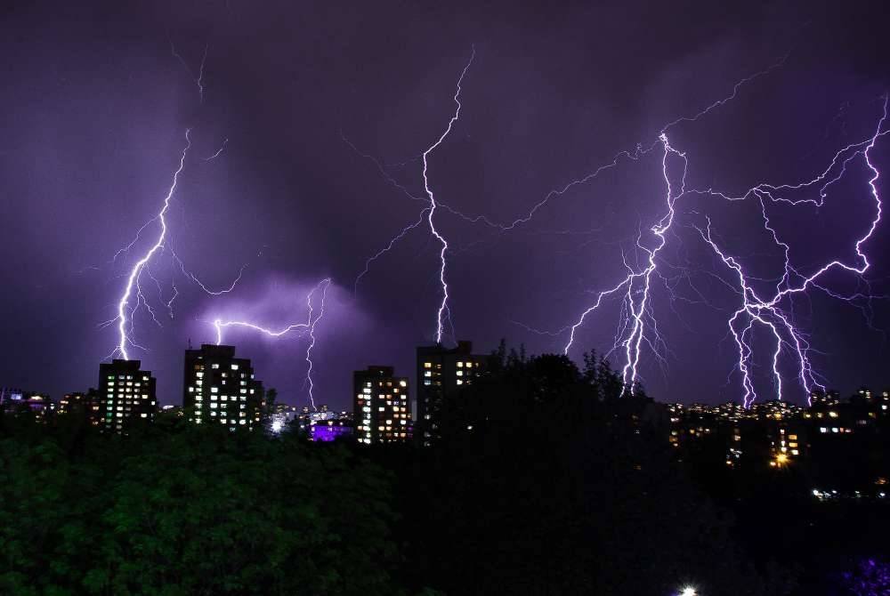 HUJAN merupakan satu nikmat agung kurniaan ALLAH SWT kepada seluruh makhluk-NYA antaranya menghidupkan bumi yang tandus, menyuburkan tumbuh-tumbuhan dan menyediakan sumber kehidupan kepada manusia serta haiwan. -Foto: CANVA