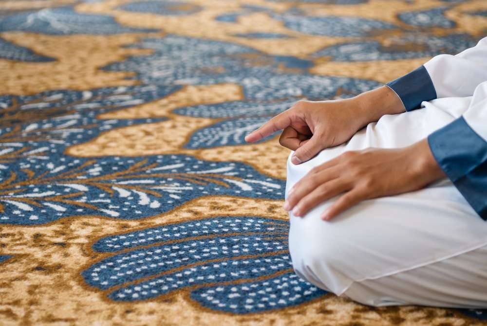 KETIKA hujan, dibolehkan menjamakkan solat dengan syarat-syarat tertentu dalam pelaksanaannya agar ia sesuai dengan prinsip syariat dan tujuan rukhsah (keringanan) memudahkan umat tanpa melanggar batasan agama. -Foto: CANVA