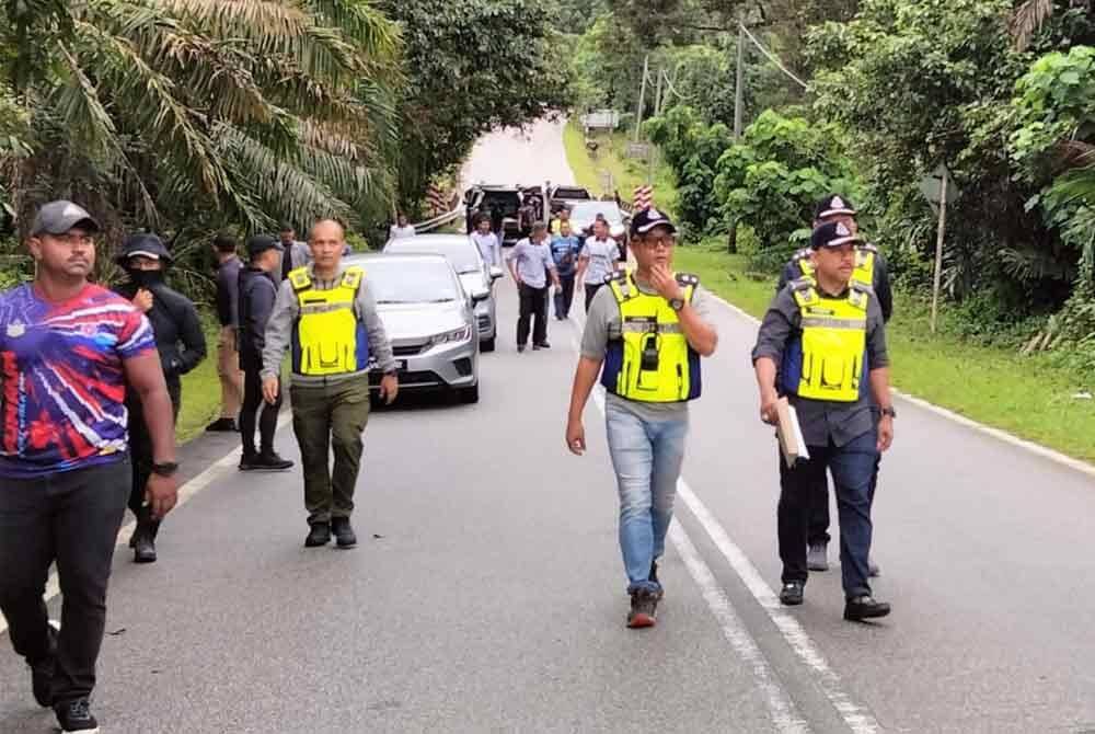 Mohd Yusoff (kanan) selepas melakukan tinjauan di lokasi.