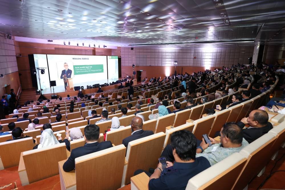 Pihak pengurusan tertinggi AKPK dan rakan kolaborasi di AKPK Collaborators Awards 2023/2024.