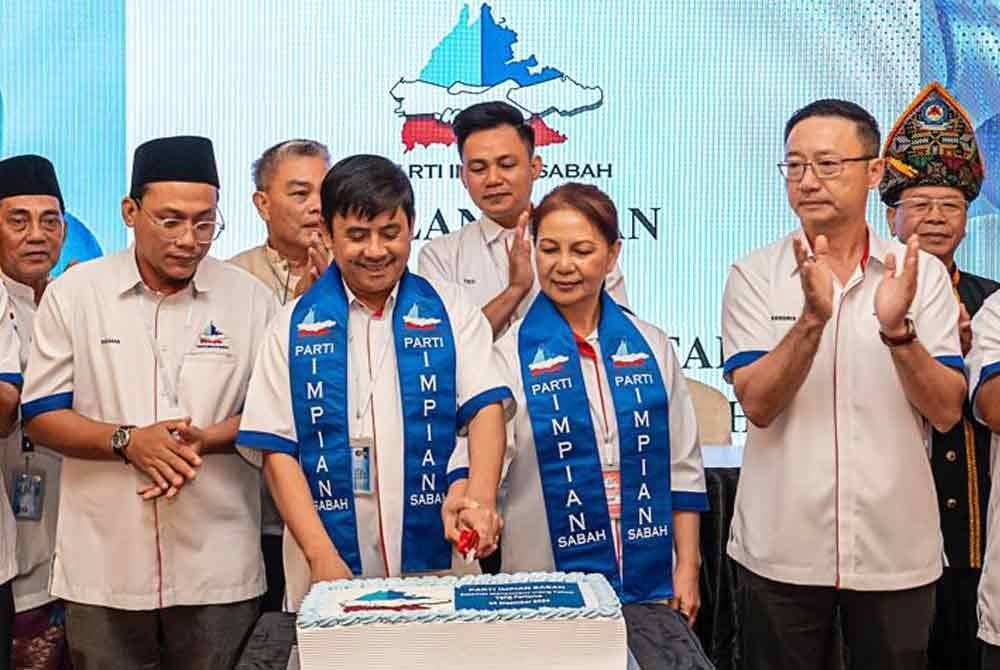 Michel (dua dari kiri) memotong kek sempena majlis pelancaran PIS dan Persidangan Perwakilan Agung Dwi-Tahunan PIS kali pertama sesi 2024-2026 di Likas, Kota Kinabalu.