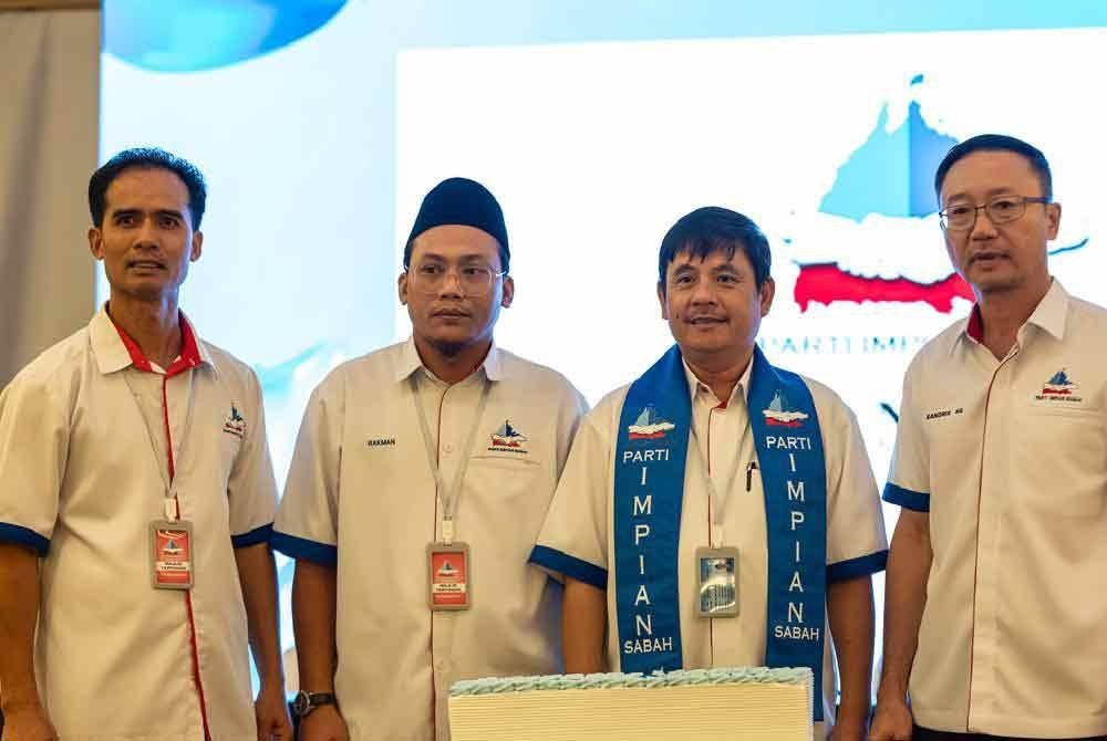 Michel (dua dari kanan) ketika hadir pada Persidangan Perwakilan Agung Dwi-Tahunan PIS kali pertama sesi 2024-2026 di Likas, Kota Kinabalu.