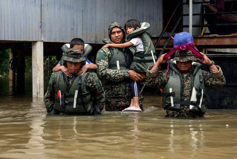 
KANAK-KANAK tidak berdosa turut terkesan dengan bencana banjir yang menimpa hampir seluruh negeri di Malaysia baru-baru ini. Foto Bernama