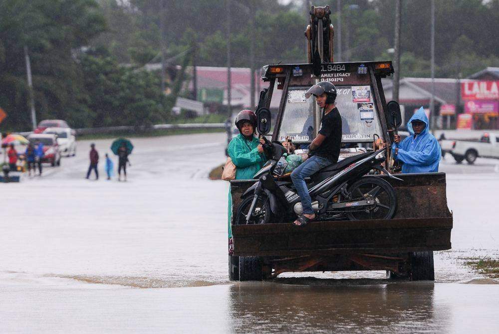 BANTULAH mangsa banjir dengan ikhlas mengikut kemampuan masing-masing. Foto Bernama